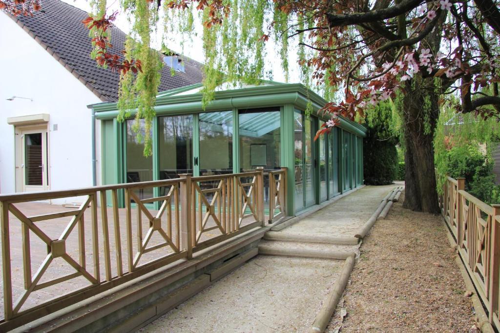 Logis Lhotel Restaurant Antony Verrieres Le Buisson Маси Екстериор снимка