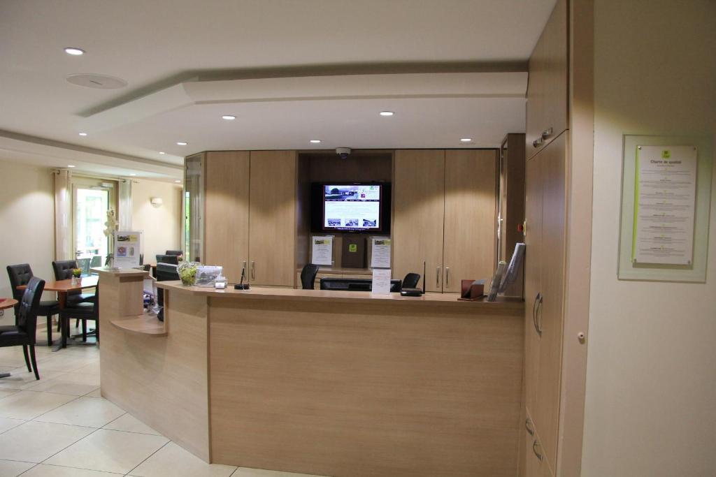 Logis Lhotel Restaurant Antony Verrieres Le Buisson Маси Екстериор снимка